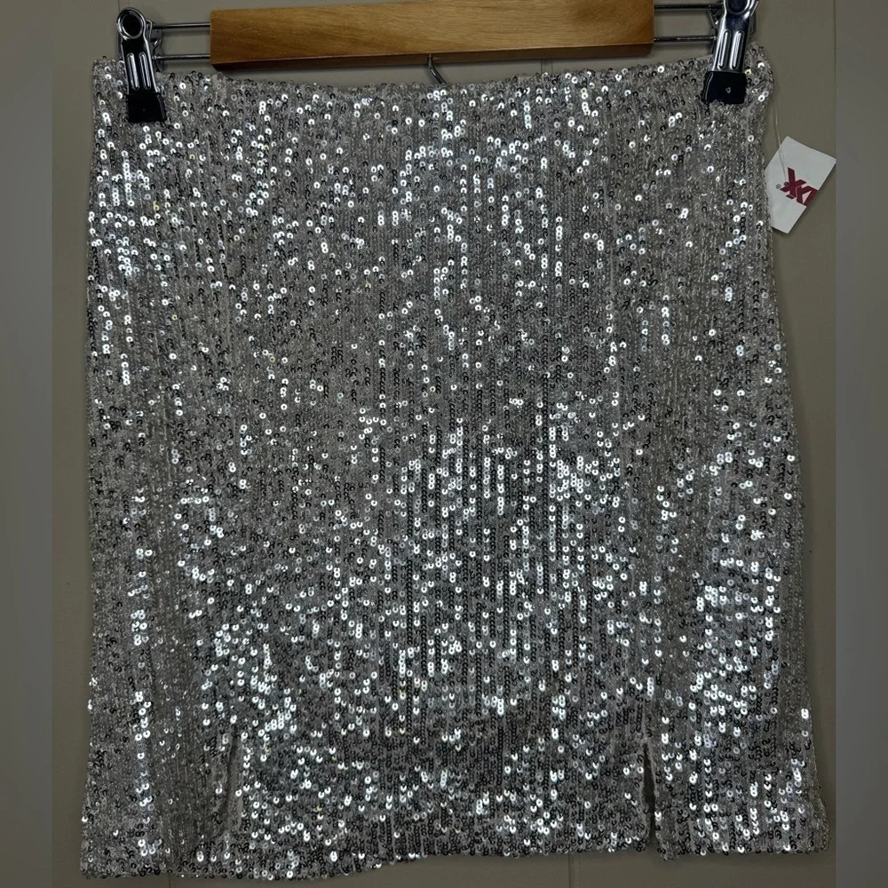 NWT Love on a hanger Silver Sequin Lined  Side Zip Mini Skirt Jrs 5 Womens XS